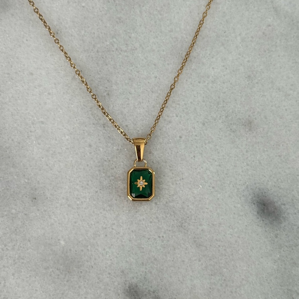 Gold Green Pendant Star Burst Necklace
Brand New - Picture 7 of 7